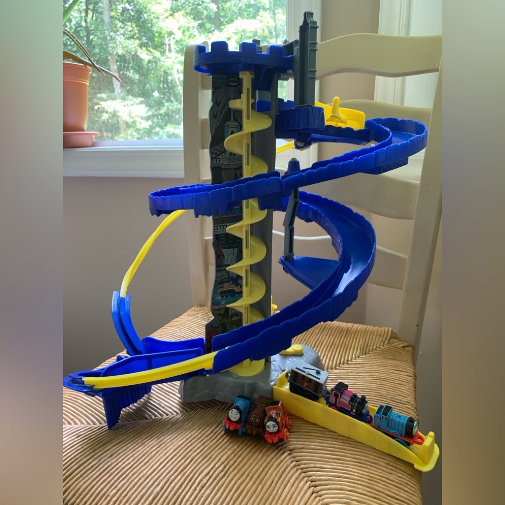 Thomas & Friends DC Super Friends Minis Batcave with 6 Minis